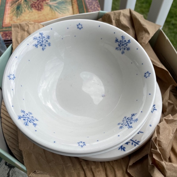Set of 9 Gibson Designs USA Everyday Hand Painted Snowflake Festival Dinnerware - Picture 4 of 4